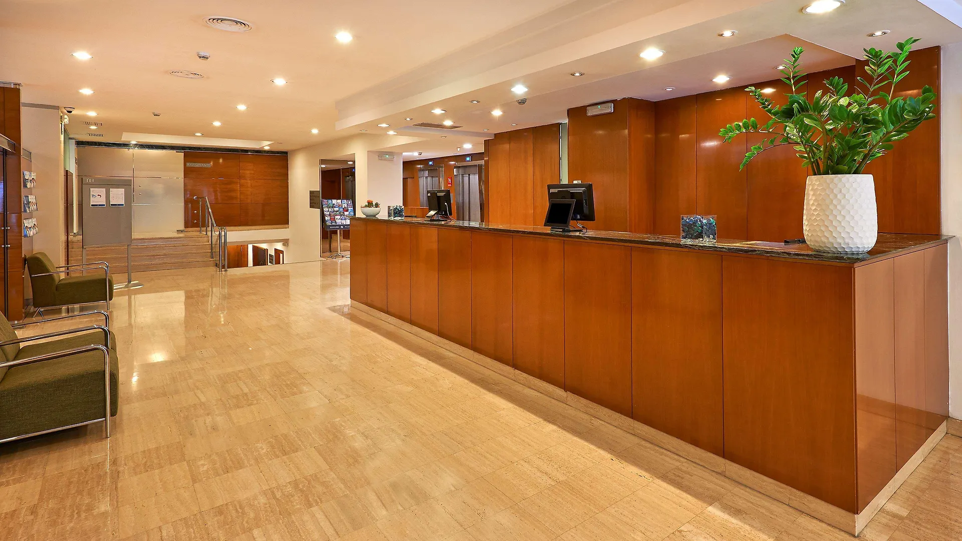 Nh Barcelona Eixample Hotell