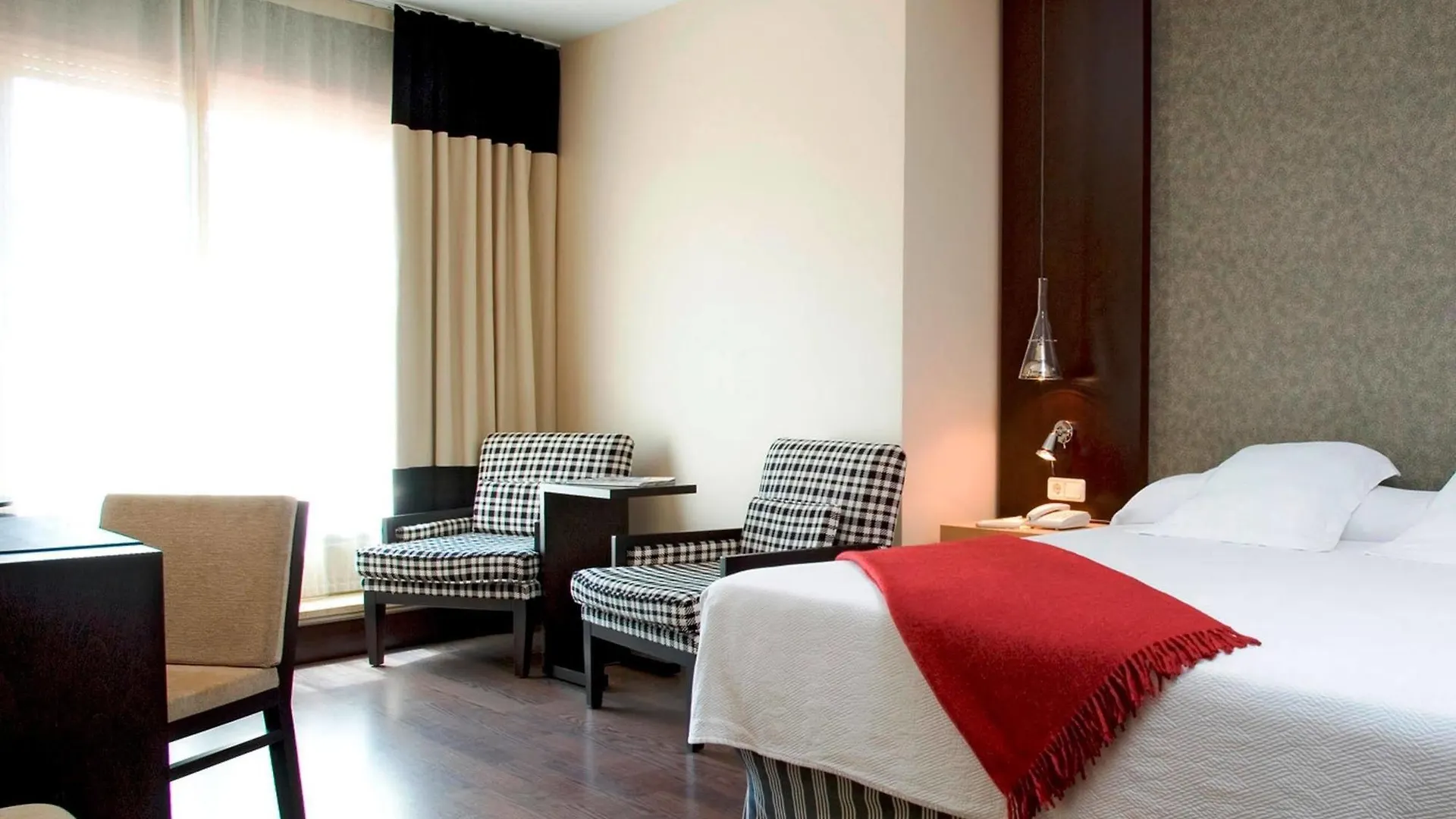 Nh Barcelona Eixample Hotell